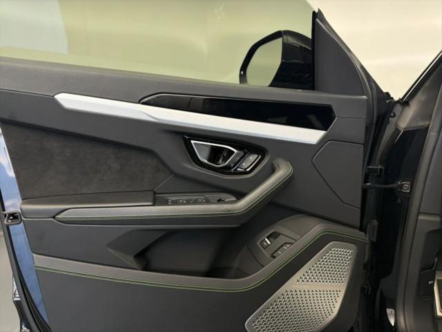 2022 Lamborghini Urus Pearl Capsule