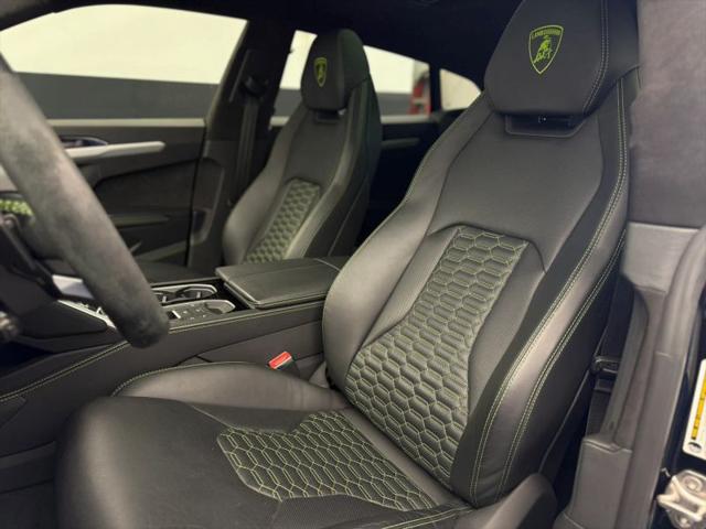 2022 Lamborghini Urus Pearl Capsule