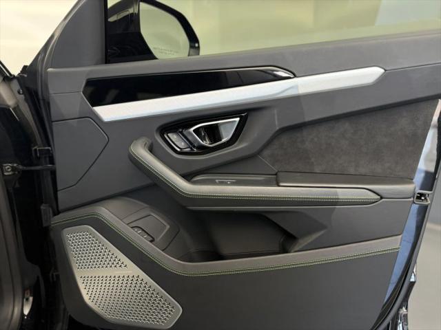 2022 Lamborghini Urus Pearl Capsule