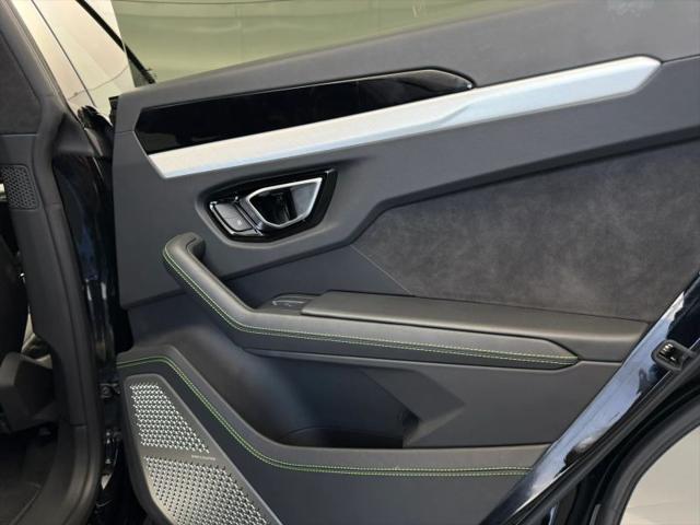 2022 Lamborghini Urus Pearl Capsule