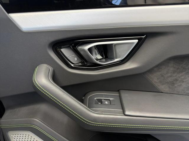 2022 Lamborghini Urus Pearl Capsule