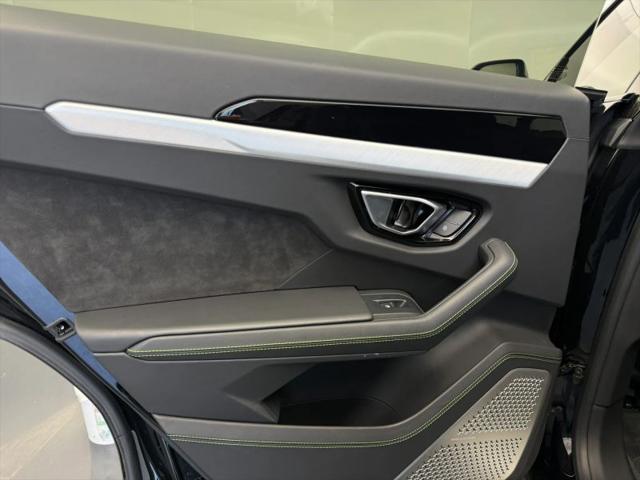 2022 Lamborghini Urus Pearl Capsule