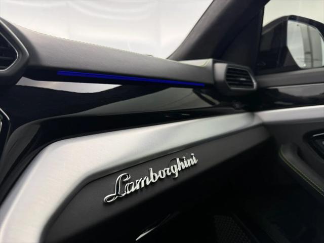 2022 Lamborghini Urus Pearl Capsule