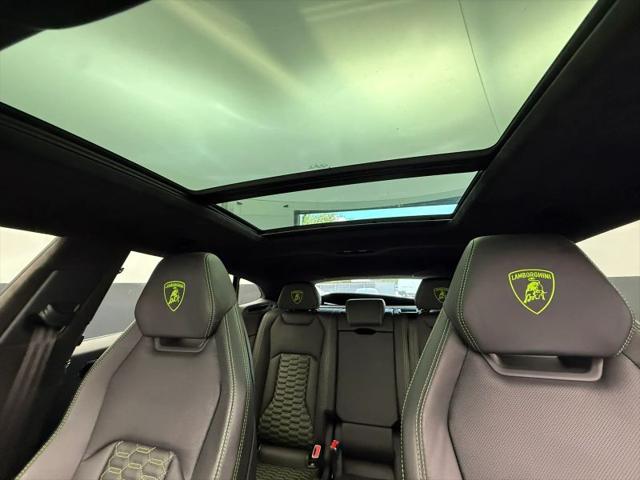 2022 Lamborghini Urus Pearl Capsule