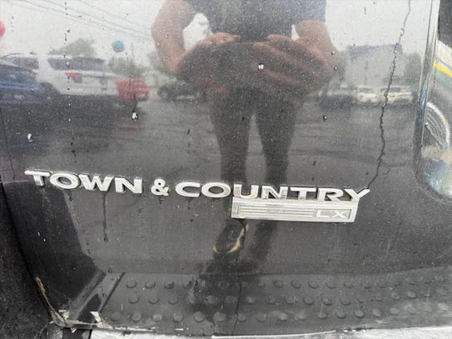 2008 Chrysler Town & Country LX