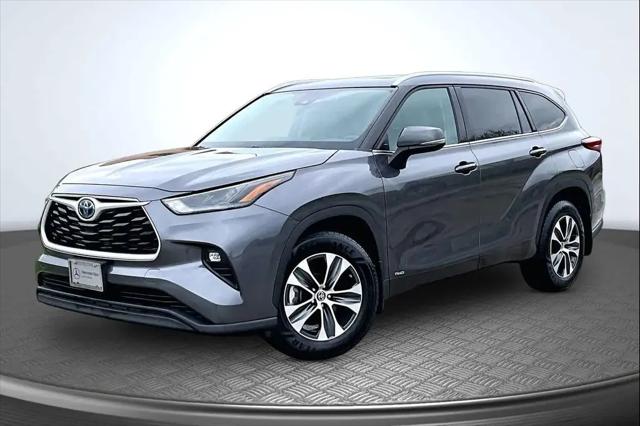 2022 Toyota Highlander Hybrid XLE for sale in Urbandale, IA