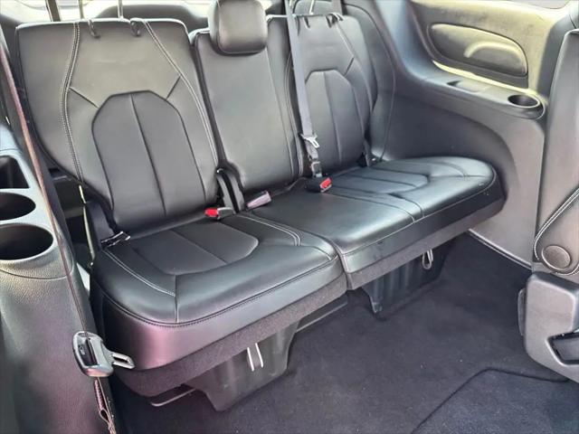 2025 Chrysler Voyager LX