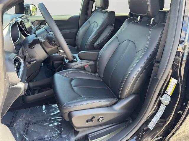 2025 Chrysler Voyager LX