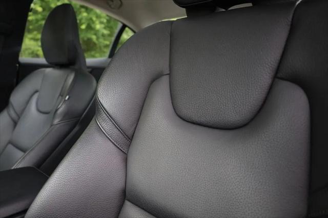 2023 Volvo S60 B5 Plus Dark Theme