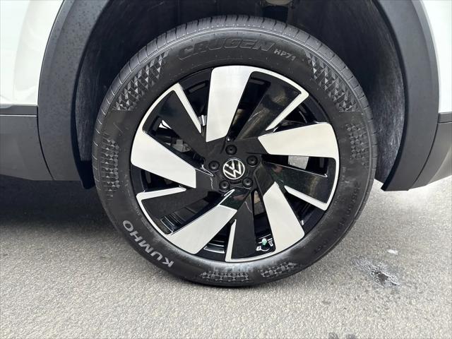 2026 Volkswagen Atlas Cross Sport SE with Technology