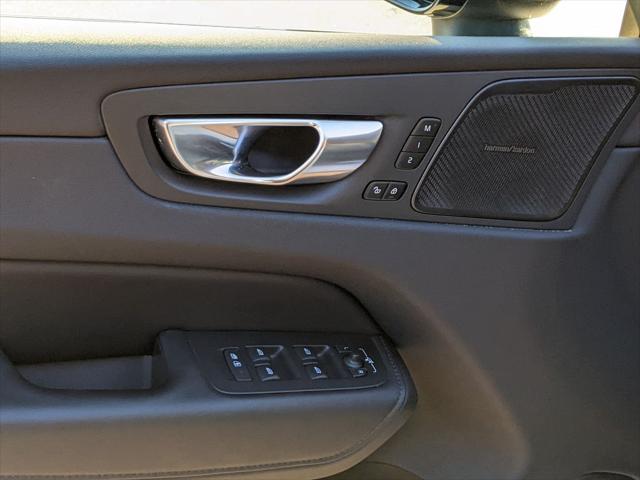 2024 Volvo XC60 Recharge T8 Plus Dark Theme
