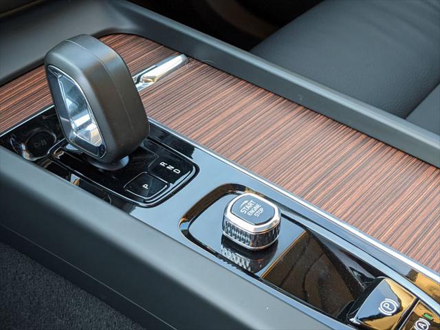 2024 Volvo XC60 Recharge T8 Plus Dark Theme