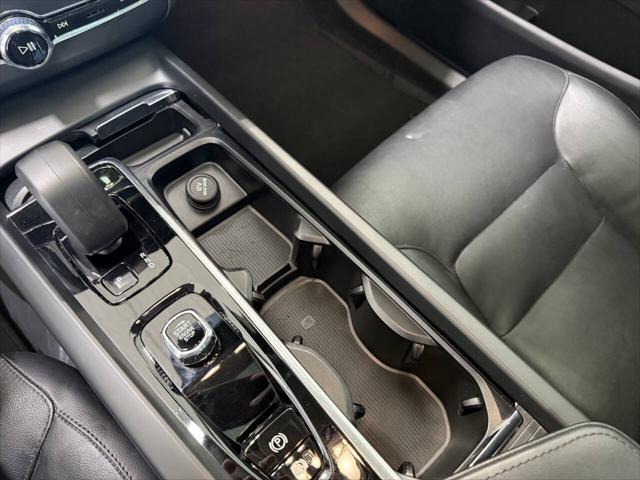 2024 Volvo XC60 Recharge T8 Core Dark Theme