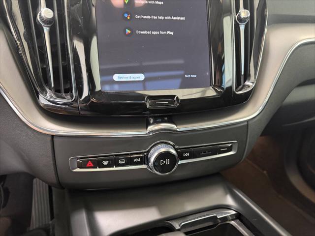 2024 Volvo XC60 Recharge T8 Core Dark Theme