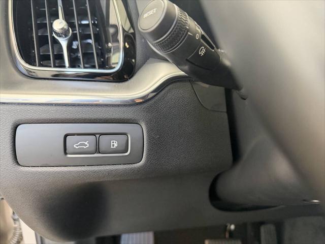 2024 Volvo XC60 Recharge T8 Core Dark Theme