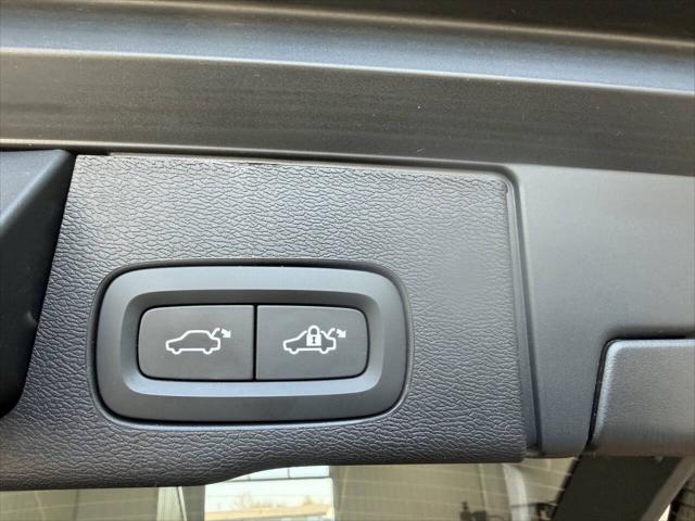2024 Volvo XC60 Recharge T8 Core Dark Theme