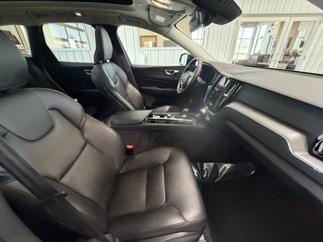 2024 Volvo XC60 Recharge T8 Core Dark Theme