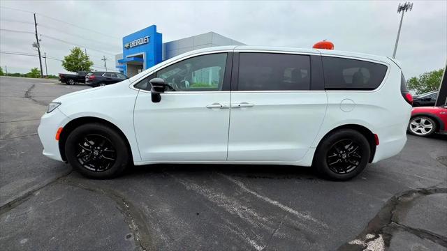 2025 Chrysler Pacifica Select