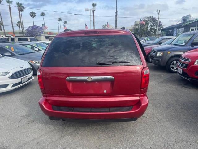 2006 Chrysler Town & Country LX