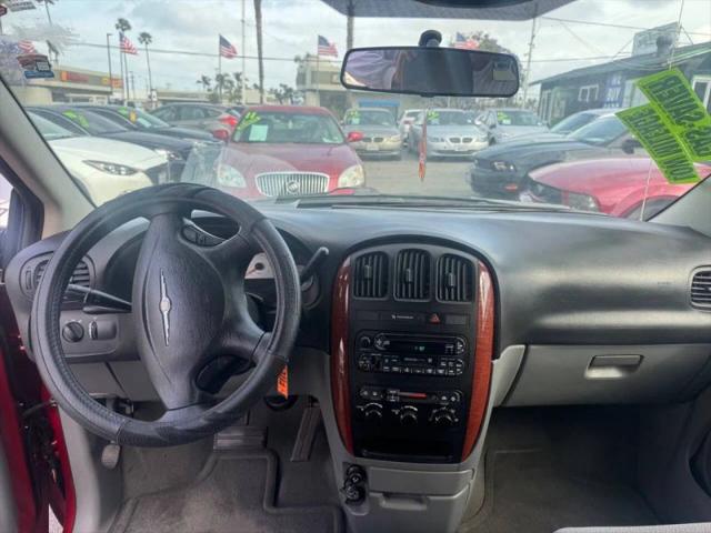2006 Chrysler Town & Country LX