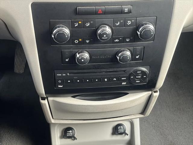 2010 Volkswagen Routan SE