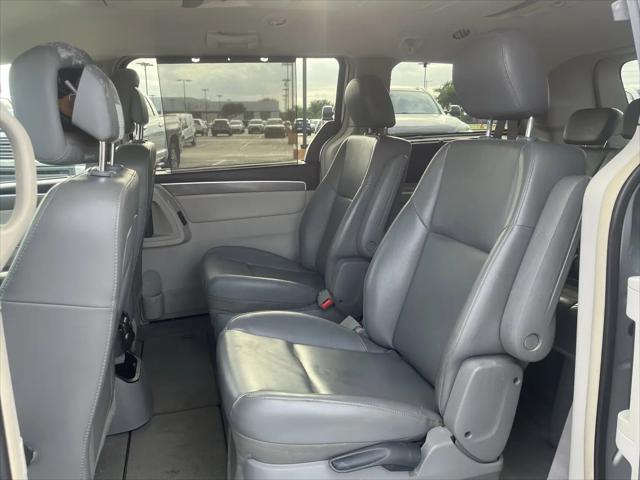 2010 Volkswagen Routan SE