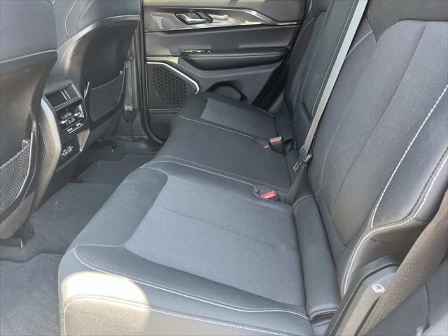 2022 Jeep Grand Cherokee Laredo 4x4