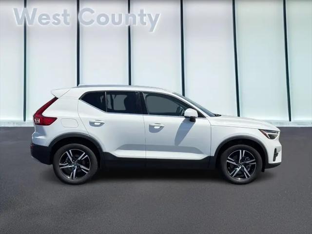 2025 Volvo XC40 B5 Core Bright Theme