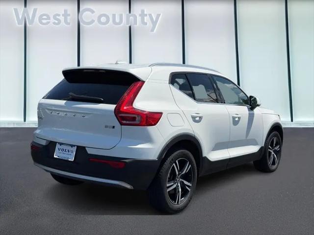 2025 Volvo XC40 B5 Core Bright Theme