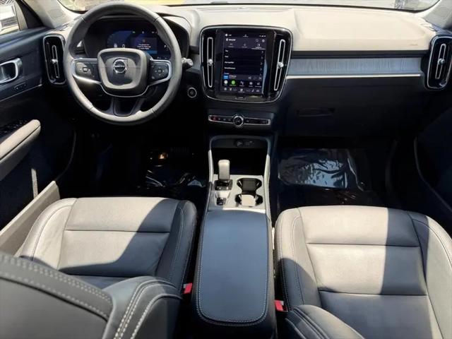 2025 Volvo XC40 B5 Core Bright Theme