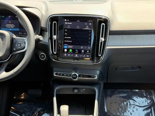 2025 Volvo XC40 B5 Core Bright Theme