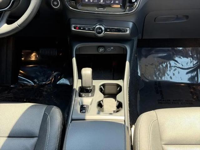 2025 Volvo XC40 B5 Core Bright Theme