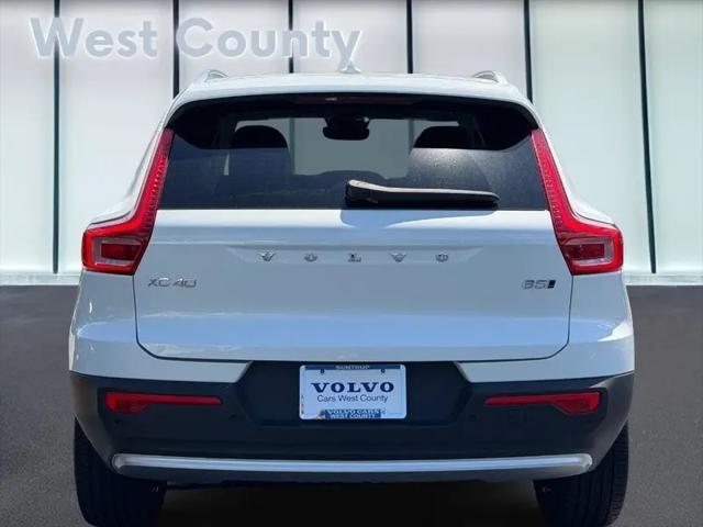 2025 Volvo XC40 B5 Core Bright Theme