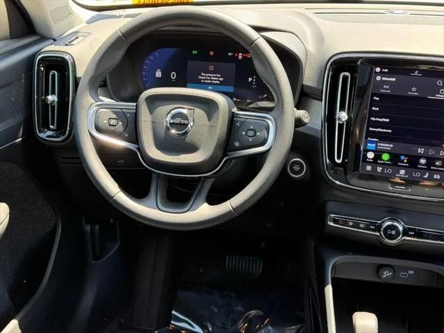 2025 Volvo XC40 B5 Core Bright Theme
