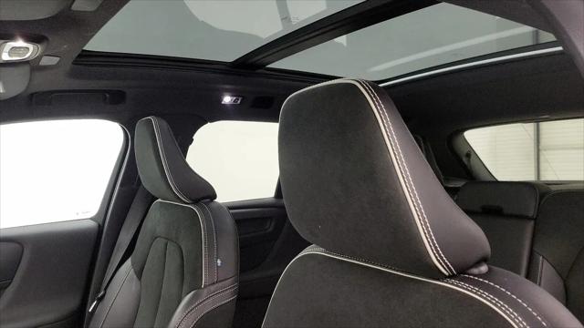 2022 Volvo XC40 T5 R-Design