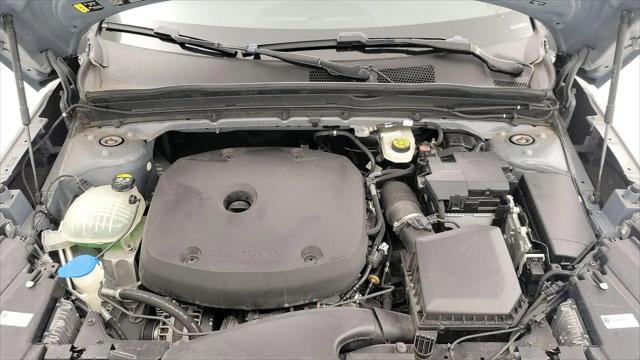2022 Volvo XC40 T5 R-Design