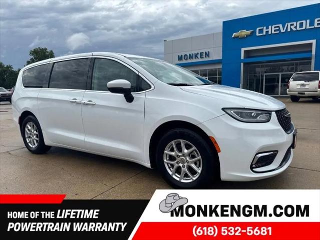 2023 Chrysler Pacifica Touring L for sale in Centralia, IL