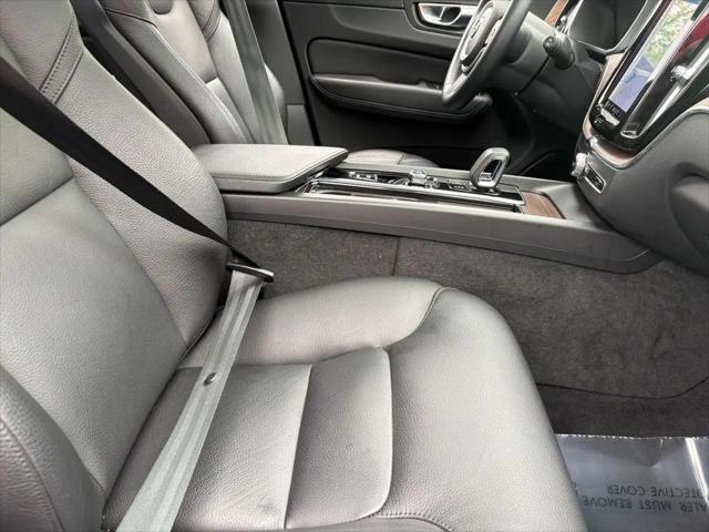 2022 Volvo XC60 B5 Momentum