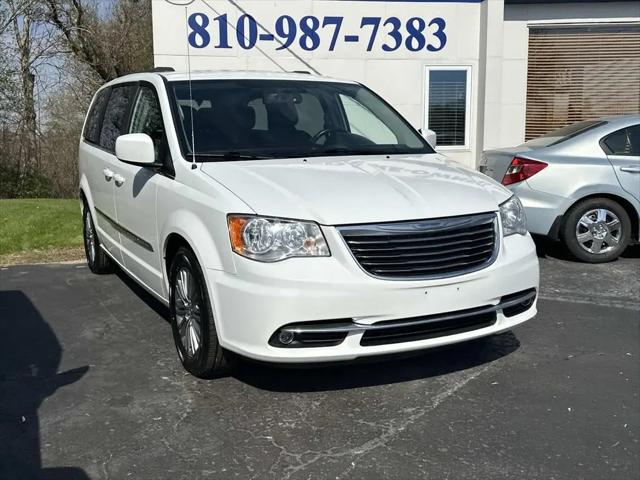 2016 Chrysler Town & Country Touring-L for sale in Fort Gratiot, MI