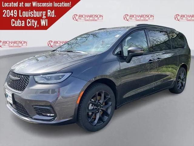 2023 Chrysler Pacifica Touring L for sale in Dubuque, IA