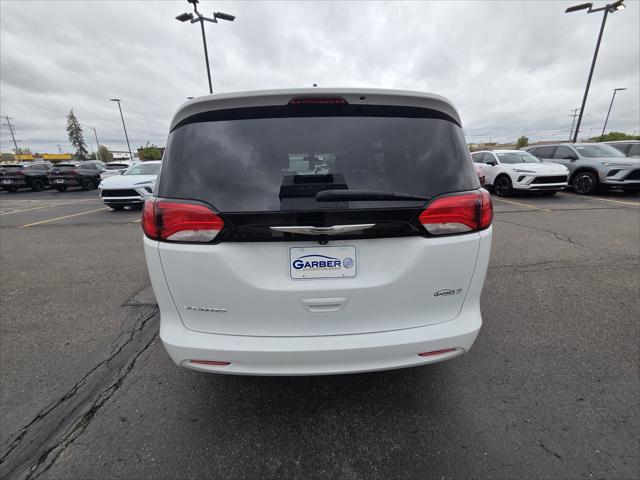 2022 Chrysler Voyager LX