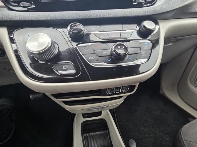 2022 Chrysler Voyager LX