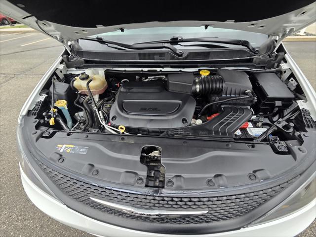 2022 Chrysler Voyager LX