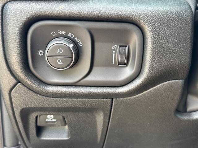 2026 Ram 1500 Express Crew Cab 4x4 5'7" Box