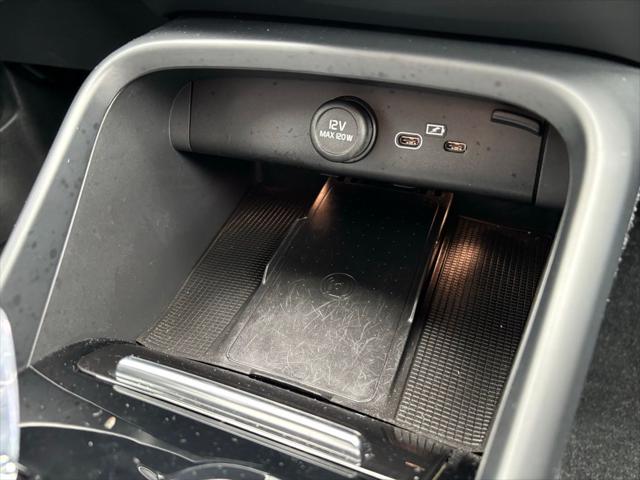 2023 Volvo XC40 B5 Plus Dark Theme