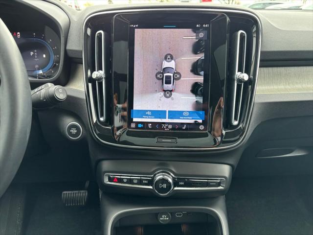 2023 Volvo XC40 B5 Plus Dark Theme