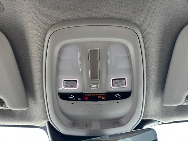 2023 Volvo XC40 B5 Plus Dark Theme