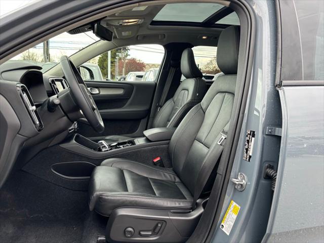 2023 Volvo XC40 B5 Plus Dark Theme