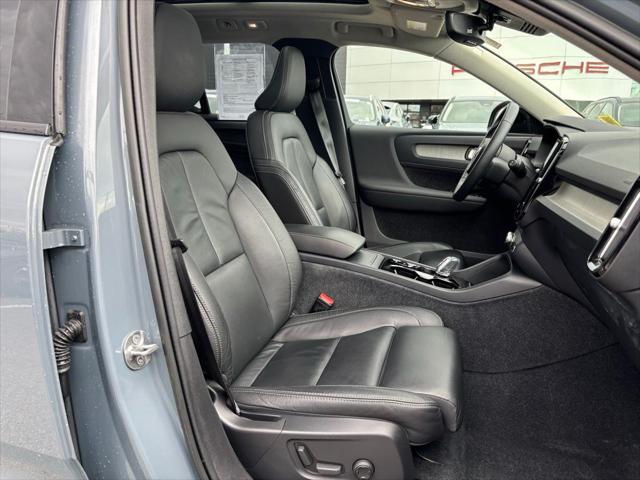 2023 Volvo XC40 B5 Plus Dark Theme