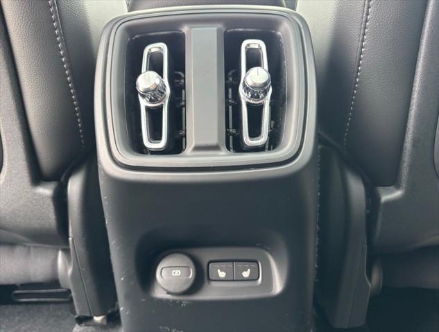 2023 Volvo XC40 B5 Plus Dark Theme
